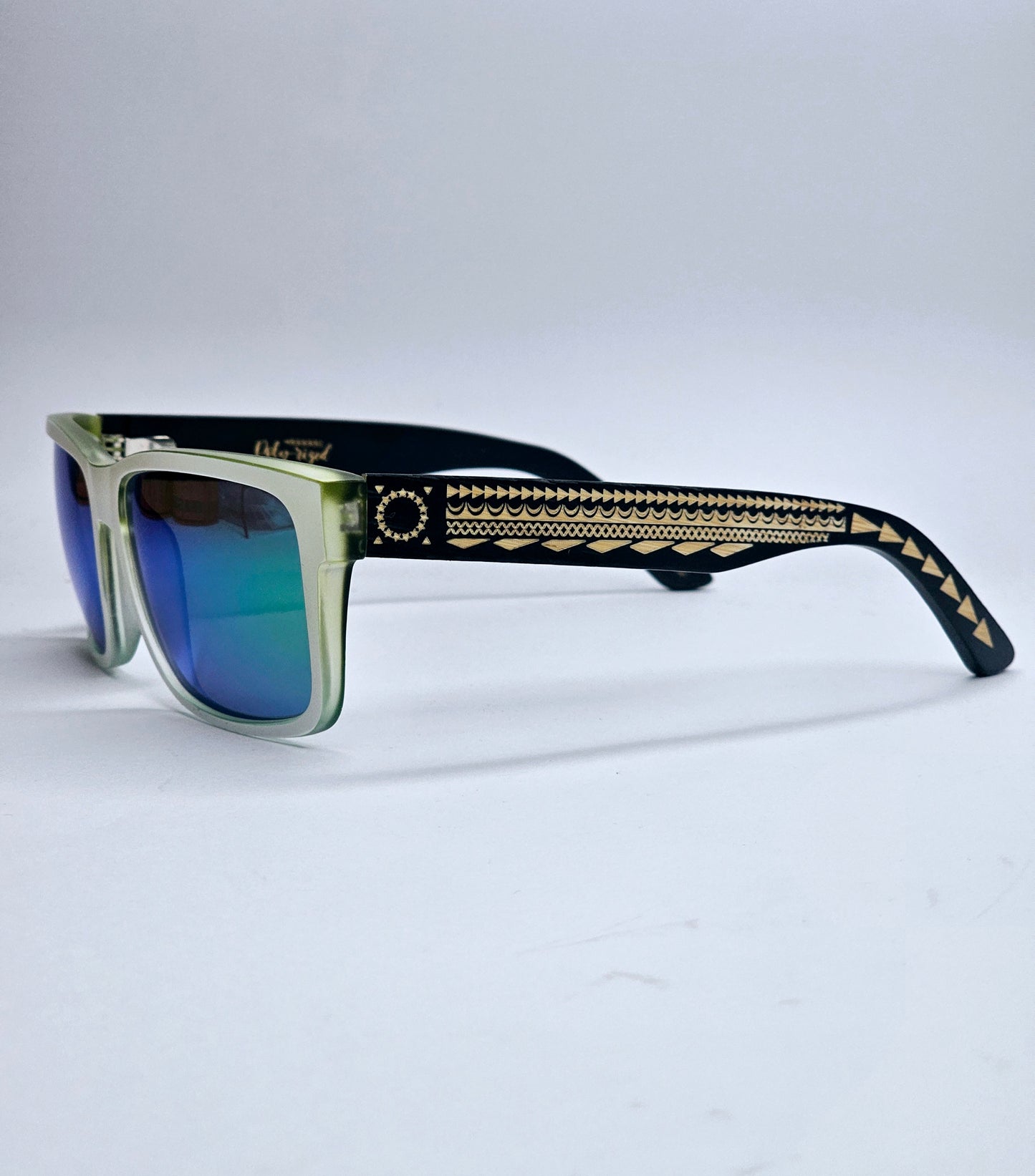 Te Mana J31 - CI White Gradient Green New